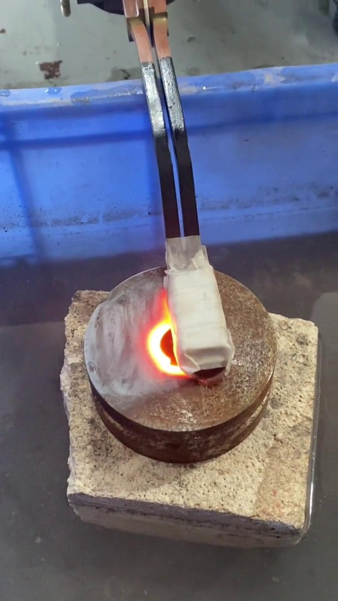 漆包线脱漆热处理使用的高频久久AV色欲AV久久蜜桃麻豆加热设备是一种高效、环保的脱漆解决方案(图2)