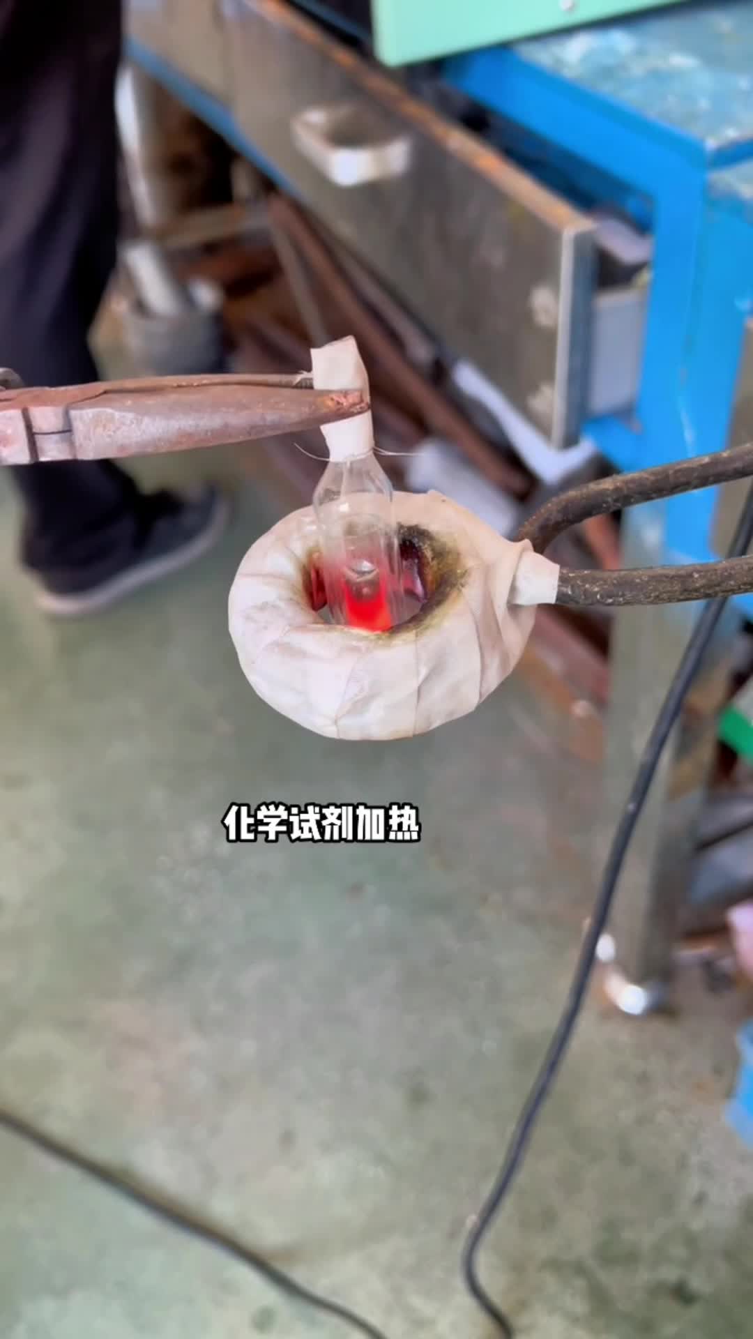 漆包线脱漆热处理使用的高频久久AV色欲AV久久蜜桃麻豆加热设备是一种高效、环保的脱漆解决方案(图3)