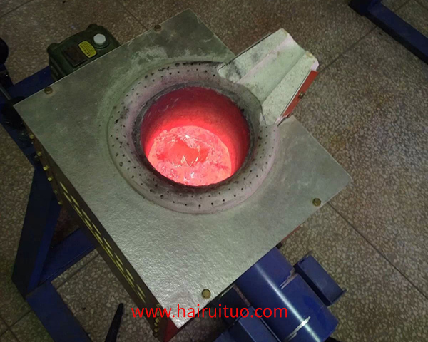小型实验熔炼炉，特别是用于熔炼铜的中频电炉，是实验室或小规模生产环境中常用的设备