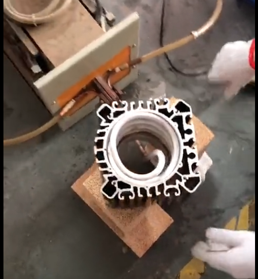 高频久久AV色欲AV久久蜜桃麻豆加热设备——新能源电机壳热套的应用(图3) 高频久久AV色欲AV久久蜜桃麻豆加热设备——新能源电机壳热套的应用(图3)