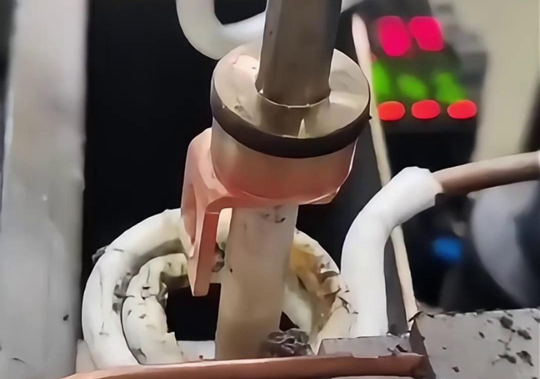 保险丝座是这样的焊接的，原来是用了高频自动化钎焊机来完成焊接