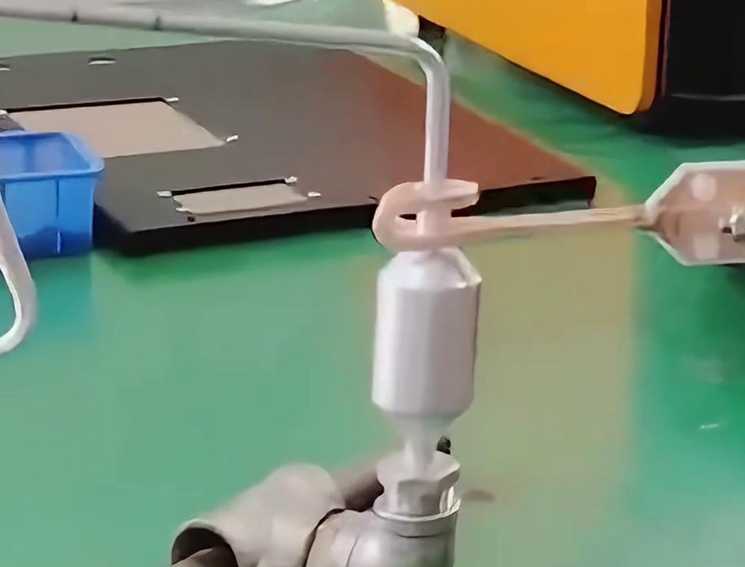 铝管铝储液器正在进行钎焊，用的是手持式高频久久AV色欲AV久久蜜桃麻豆焊机