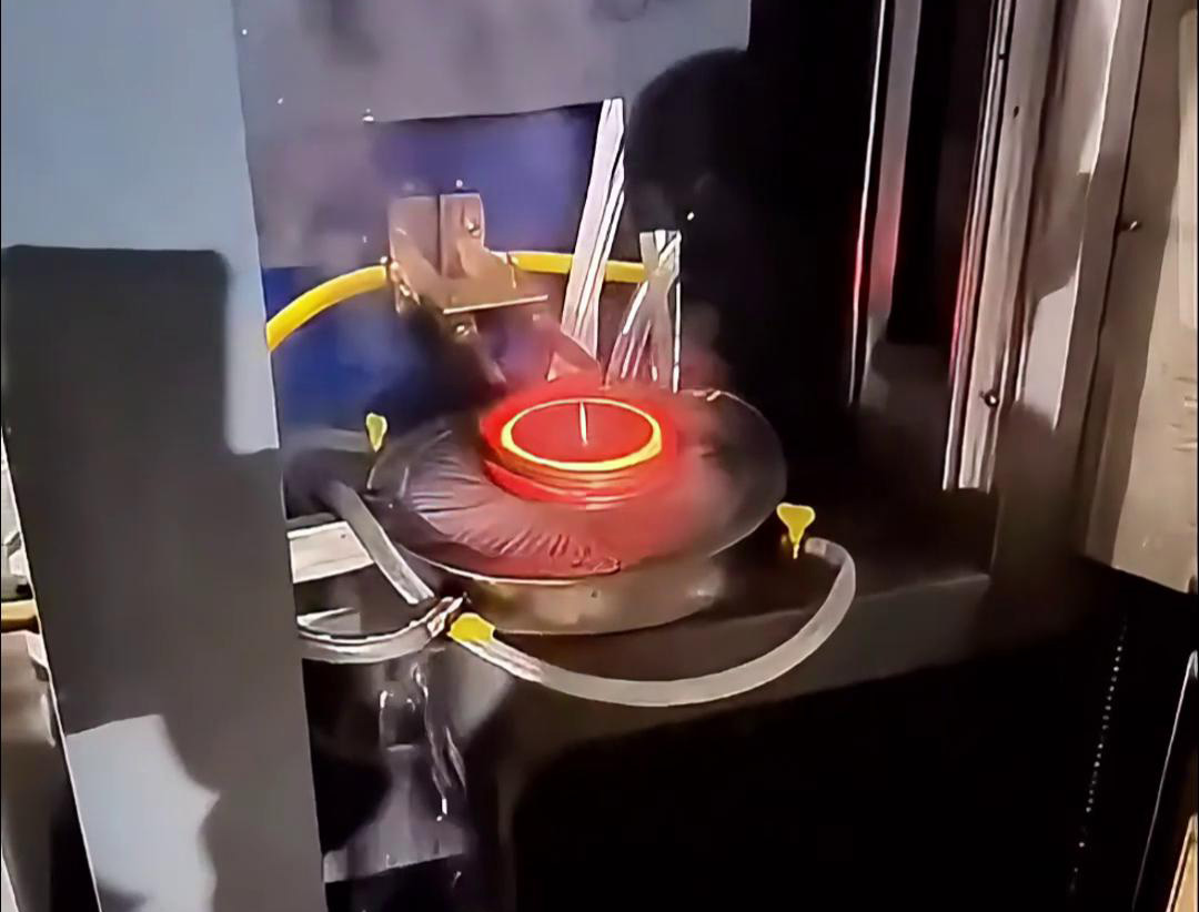 高频久久AV色欲AV久久蜜桃麻豆齿轮淬火是一种高效、精确且节能环保的齿轮表面处理技术