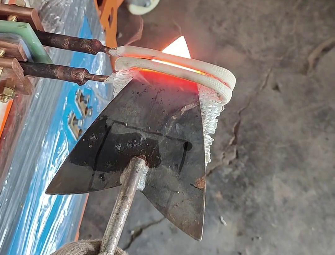 高频加热机：类三角铁锹小型工具淬火热处理的高效之选